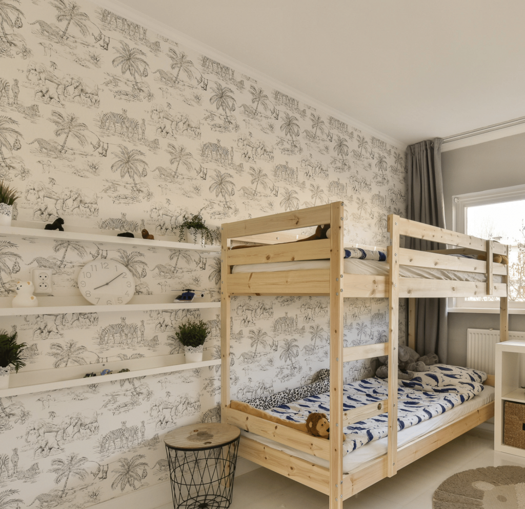 Pose de tapisserie Toulouse dans une chambre enfant