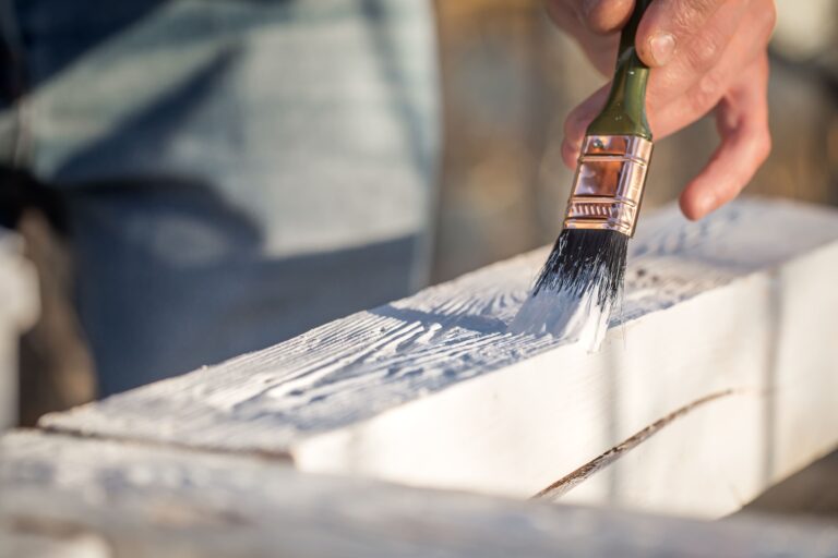 artisan peintre Tournefeuille réalisant des travaux de peinture intérieure dans une maison rénovée