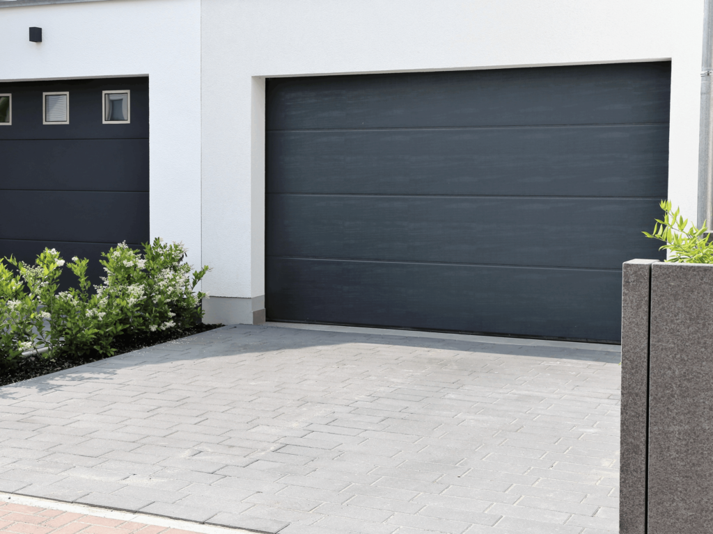 Réfection de boiseries : portes de garages rénovés à Toulouse